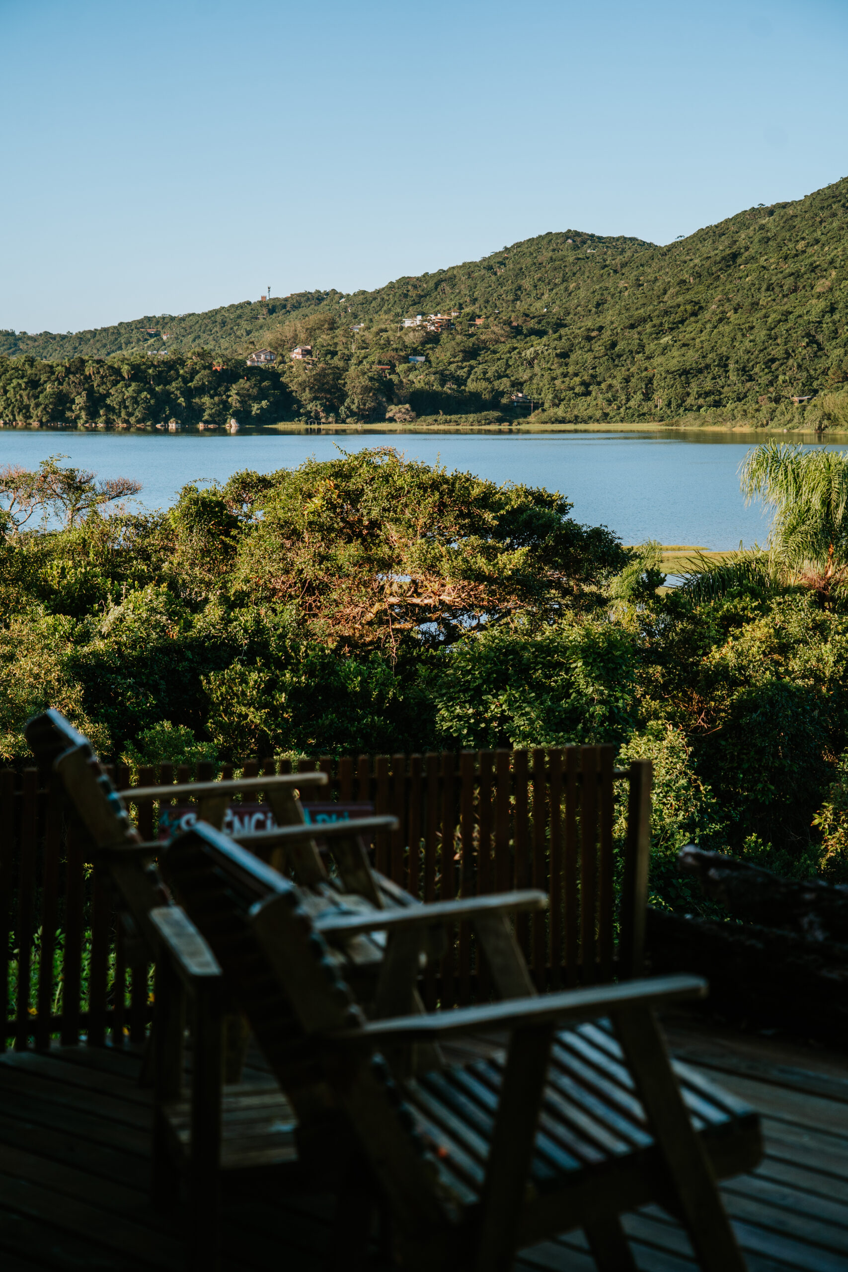 Deck com cadeiras e vista para a lagoa