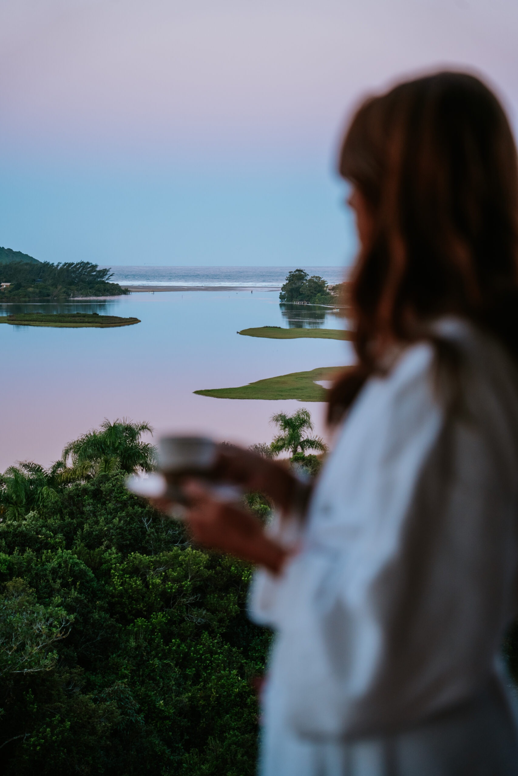 Hóspede contemplando a lagoa ao entardecer