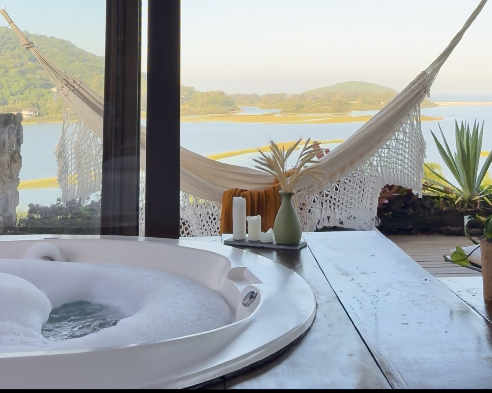 Jacuzzi privativa com vista para a Lagoa de Ibiraquera na Hospedaria Ponta da Piteira