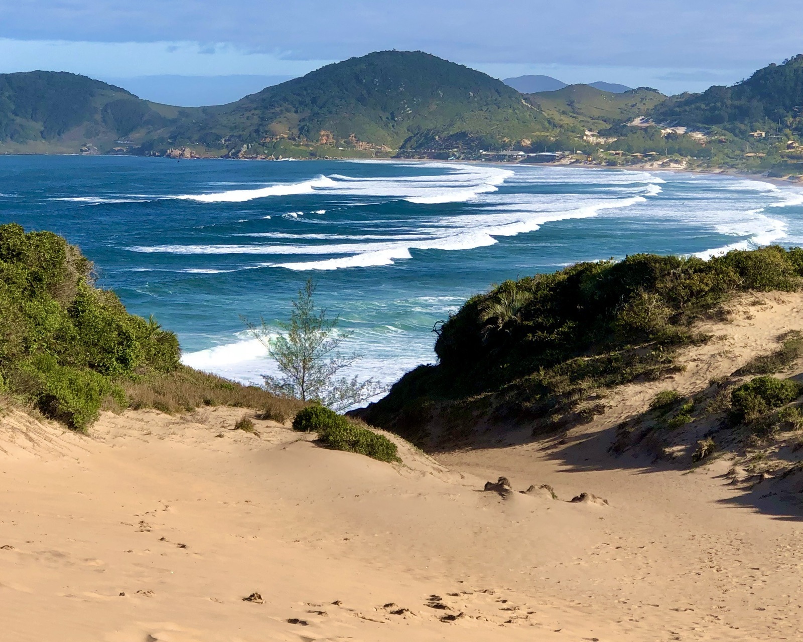 Dunas e praia quase deserta na trilha de Ibiraquera no inverno