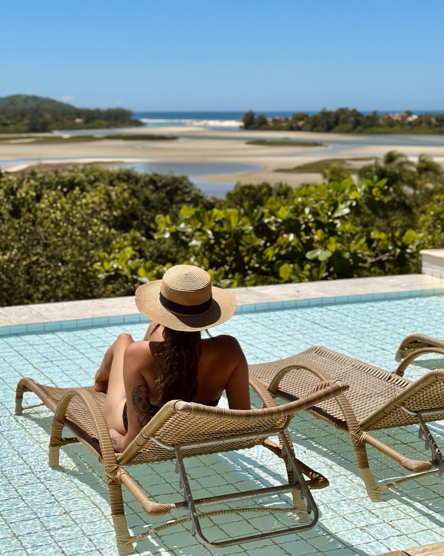 Piscina da Ponta da Piteira com vista para a lagoa e o mar