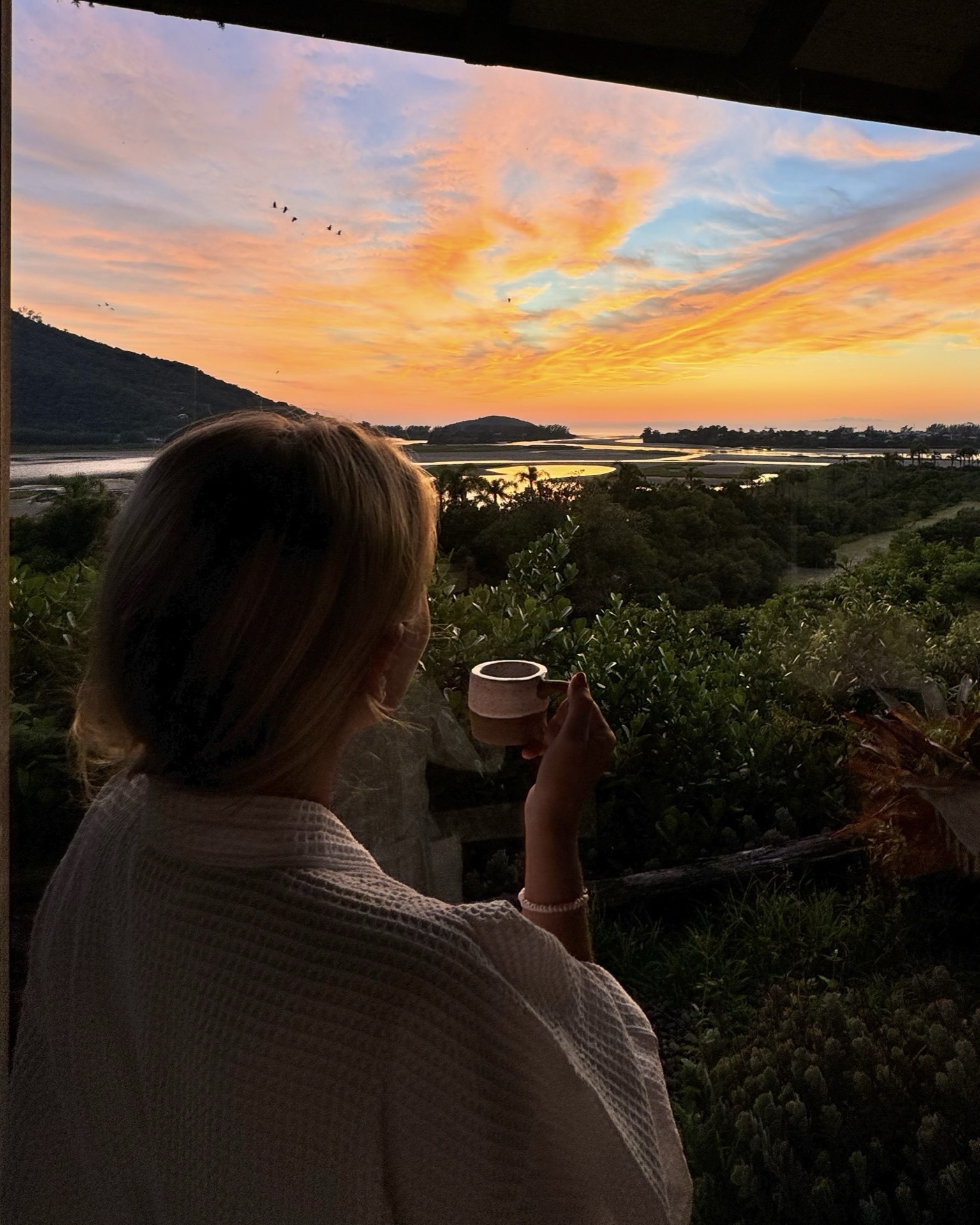 Café diante do pôr do sol na Ponta da Piteira