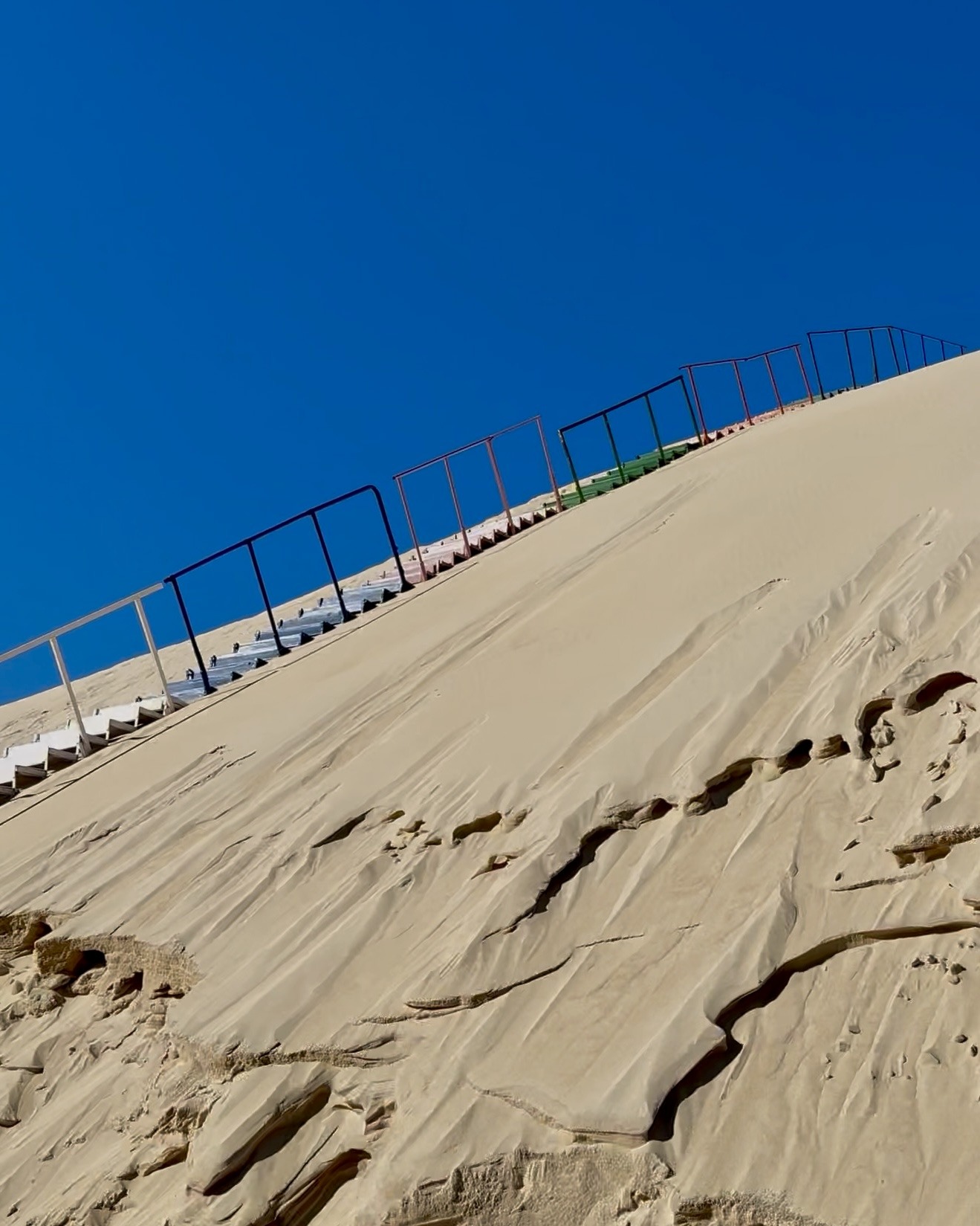 Dunas com escada colorida