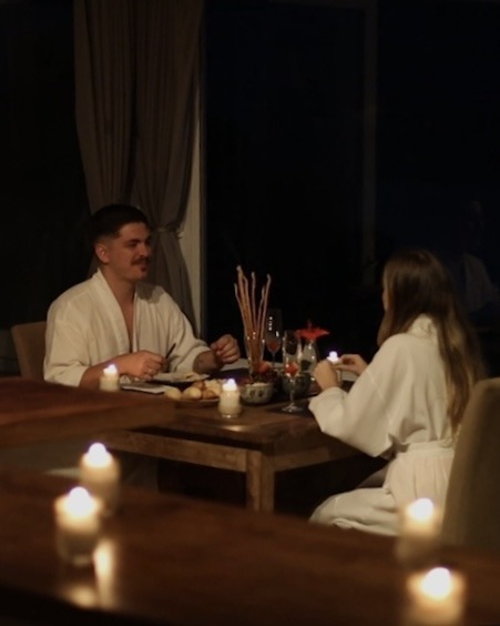 Casal à mesa durante jantar à luz de velas
