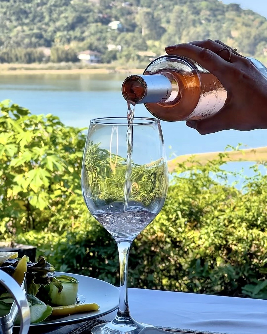 Vinho servido com vista para a lagoa