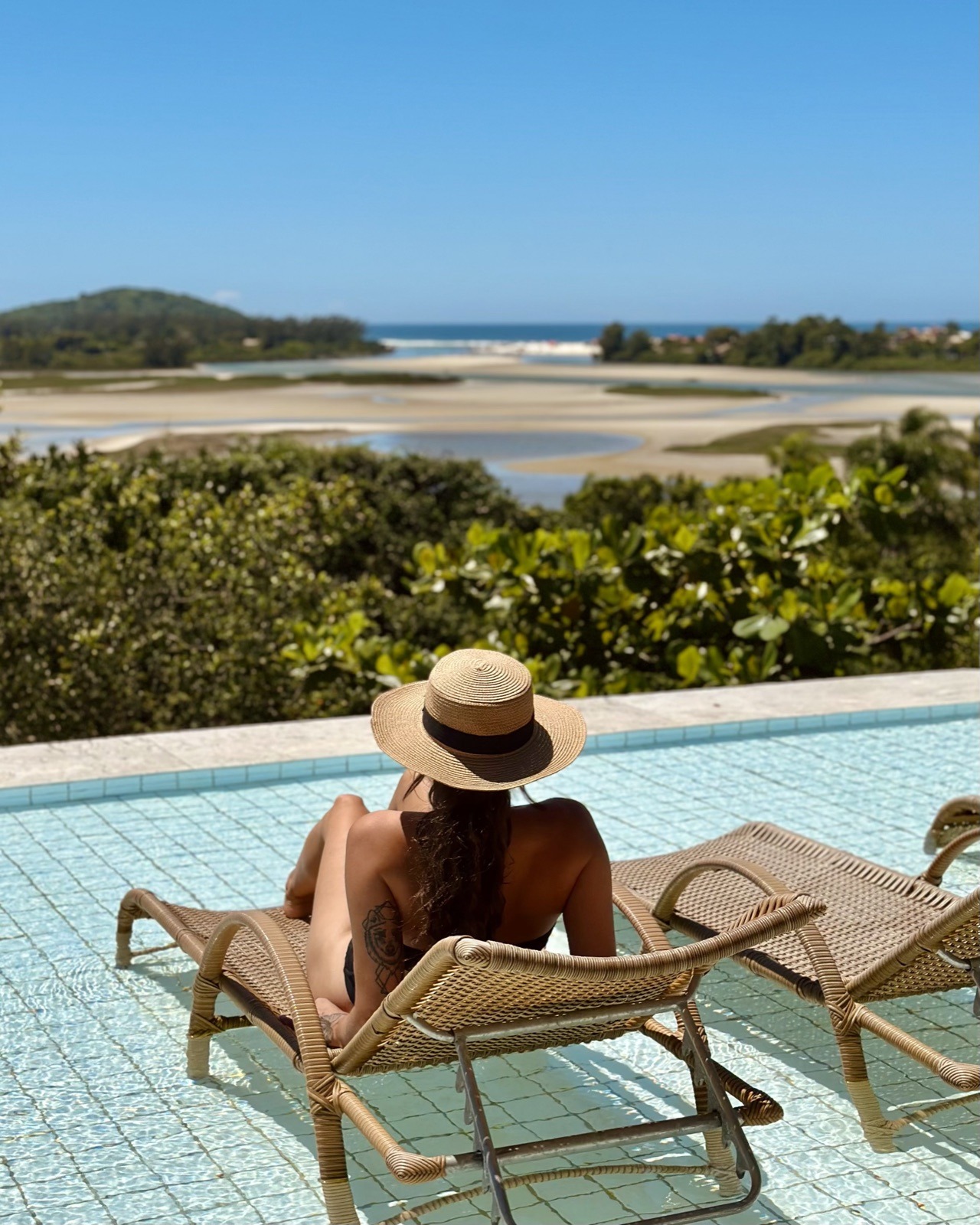 Descanso na piscina com vista para a lagoa